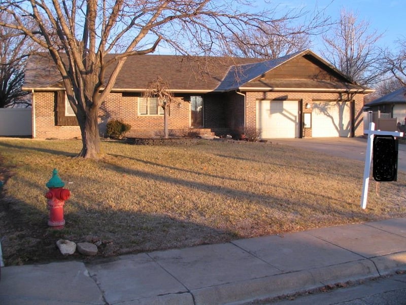 5228 Quail Creek Dr, Great Bend, KS 67530