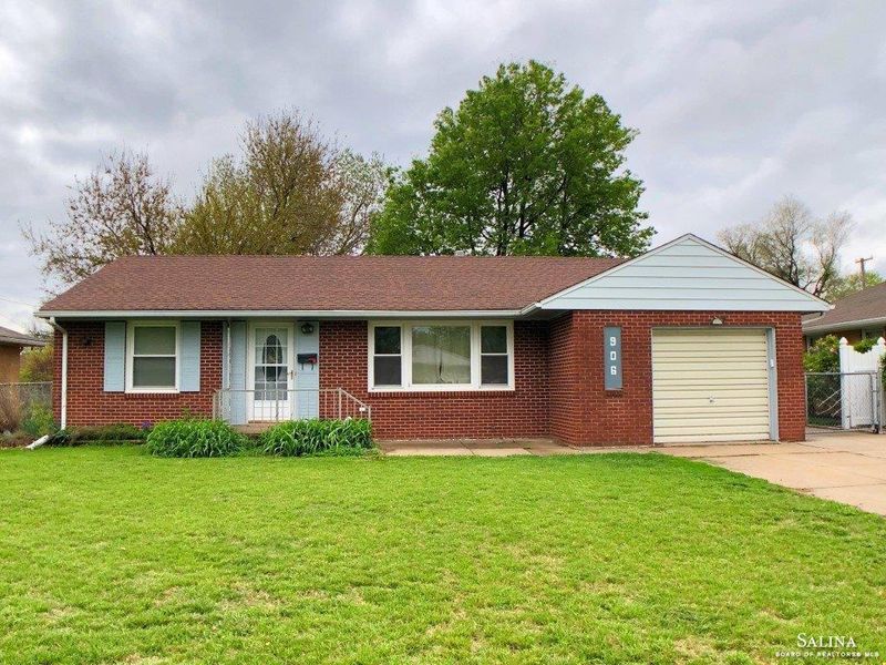906 E Minneapolis Ave, Salina, KS 67401