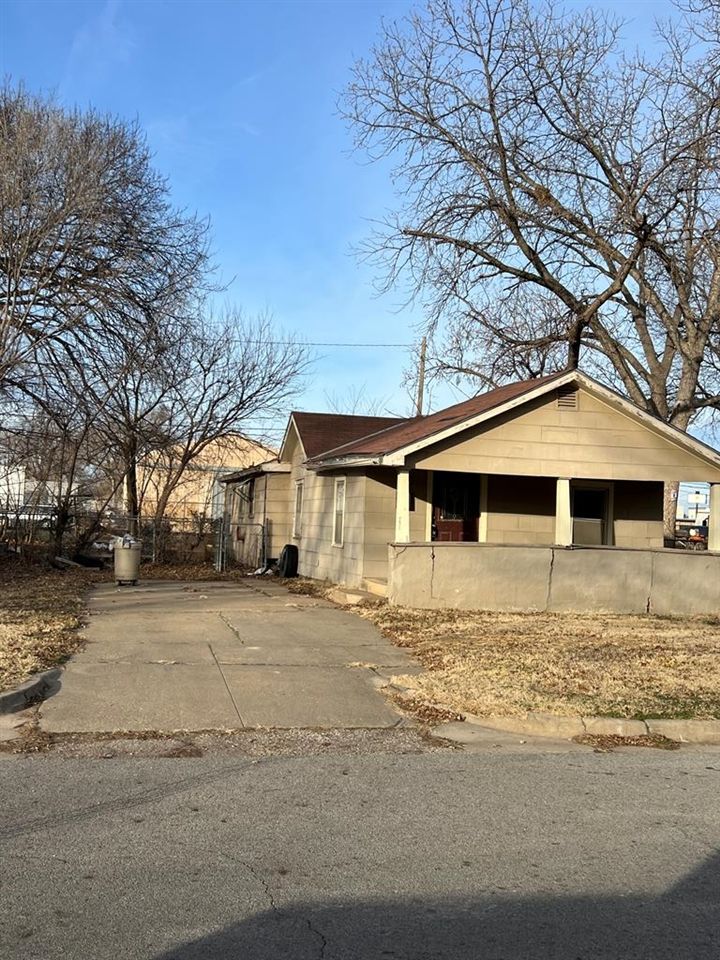 740 Hancock St, Salina, KS 67401