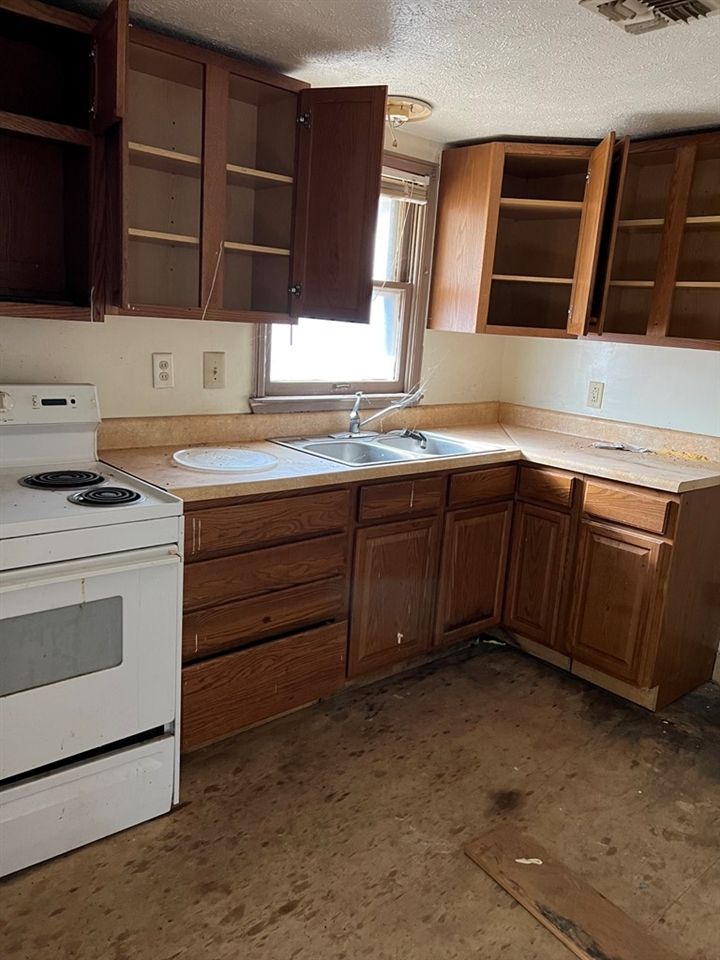 740 Hancock St, Salina, KS 67401