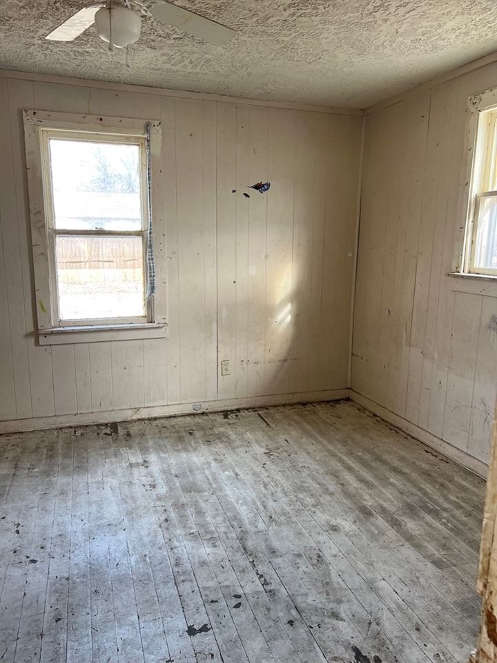 700 N 3rd St, Salina, KS 67401