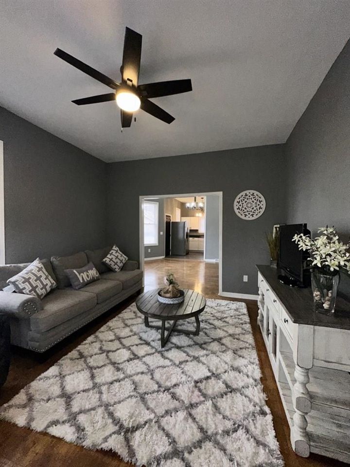 300 S 12th St, Salina, KS 67401