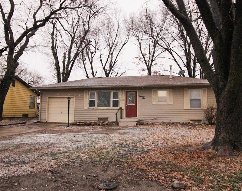 1110 Acorn Cir, Salina, KS 67401