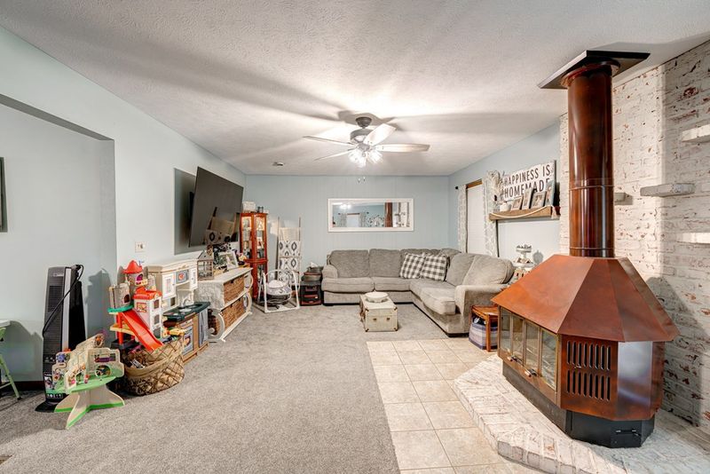 587 S Delaware Ave, Salina, KS 67401