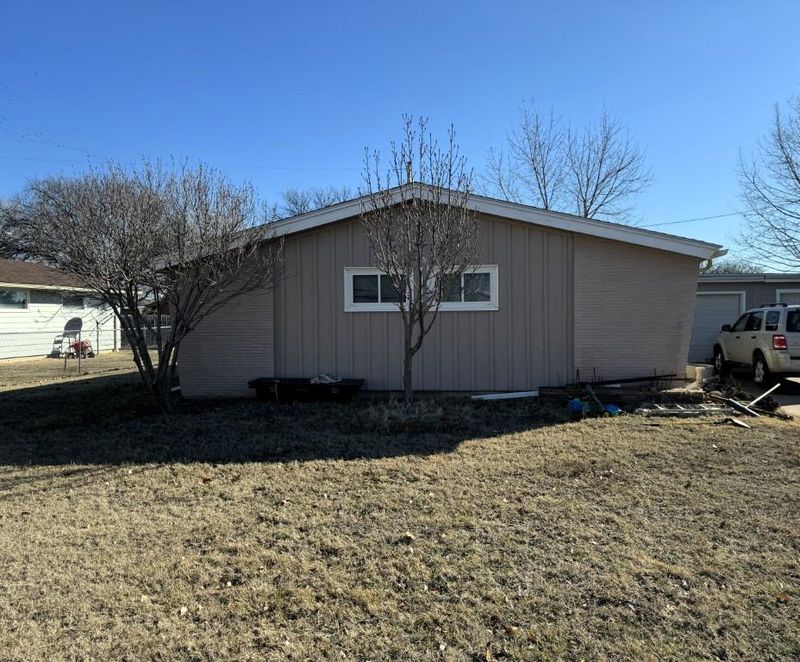 142 Hoover Ct, Salina, KS 67401
