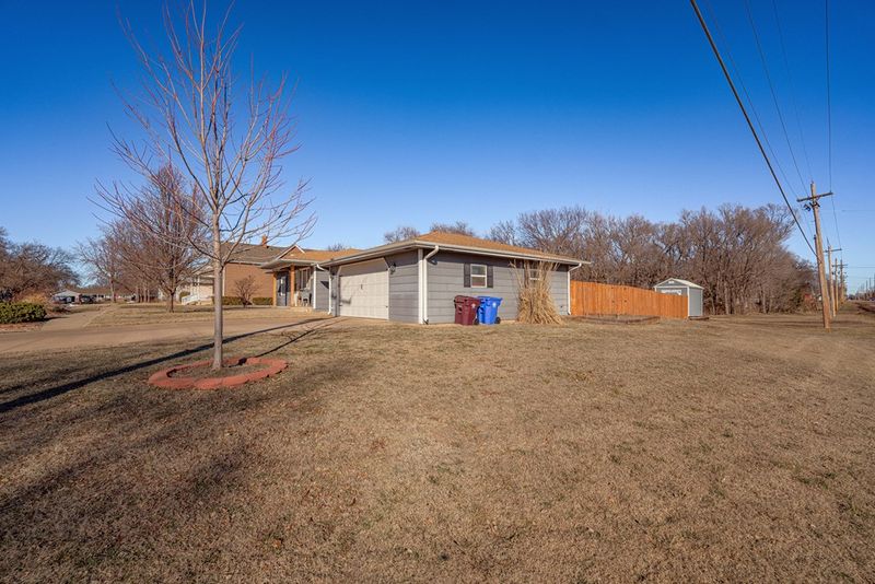 229 S Cedar St, Lindsborg, KS 67456