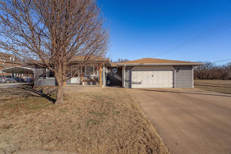 229 S Cedar St, Lindsborg, KS 67456