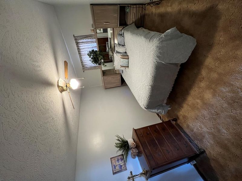 2039 Glendale Rd, Salina, KS 67401