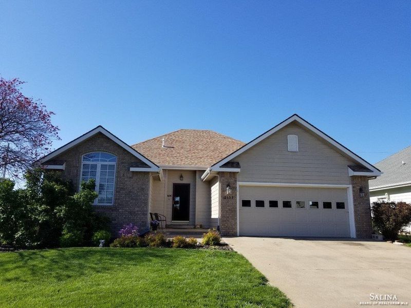 2132 Pheasant Ln, Salina, KS 67401