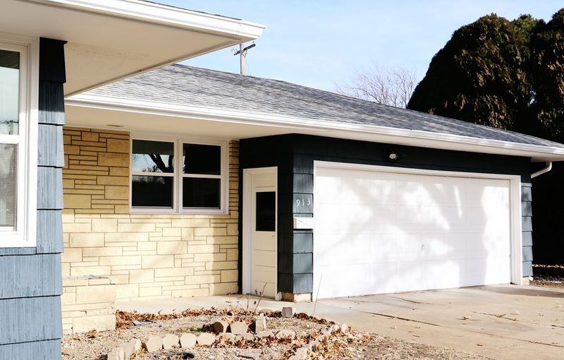 913 Manor Rd, Salina, KS 67401