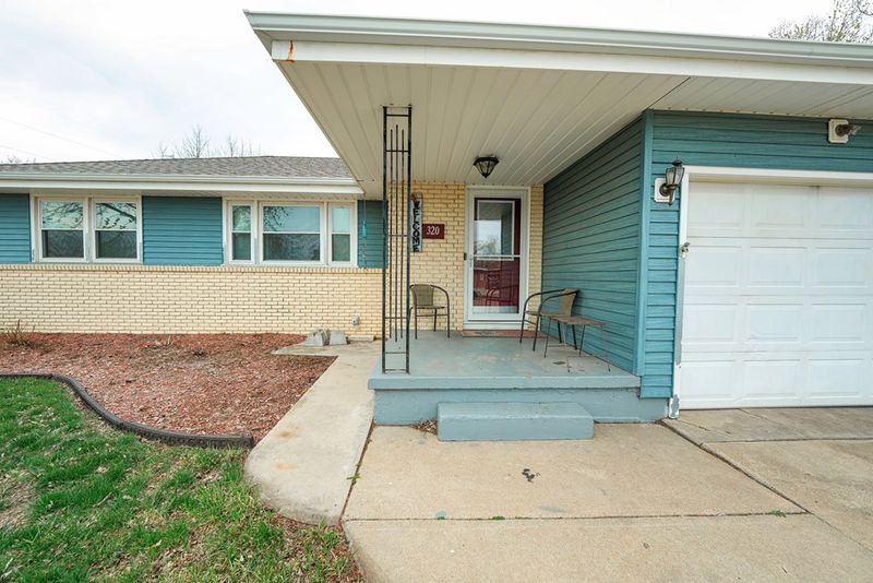 320 E Parkway Ave, Salina, KS 67401