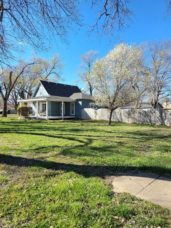 218 W 4th St, Solomon, KS 67480