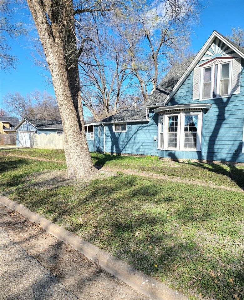 218 W 4th St, Solomon, KS 67480