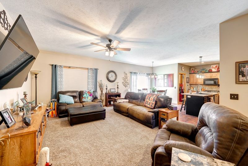 732 Joanie Ln, Salina, KS 67401