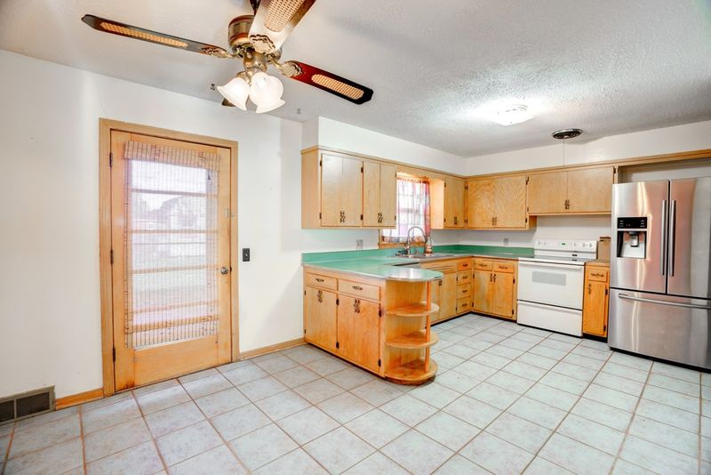 854 Kenison Rd, Salina, KS 67401