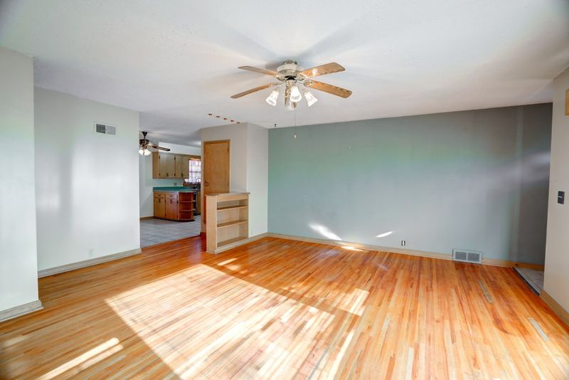 854 Kenison Rd, Salina, KS 67401