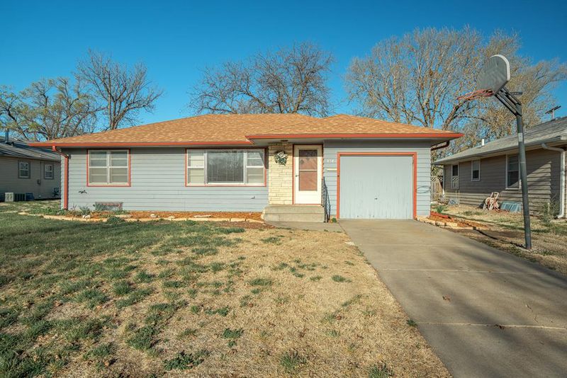 854 Kenison Rd, Salina, KS 67401