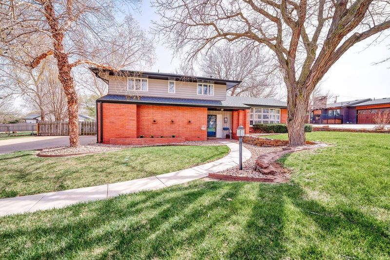 2312 Edgehill Rd, Salina, KS 67401