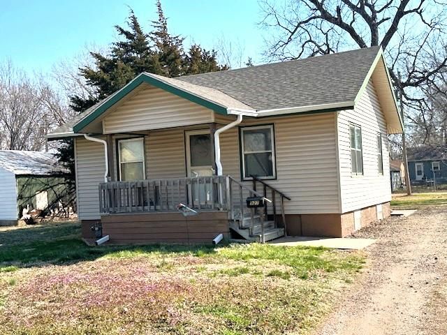 927 Hancock Ave, Salina, KS 67401