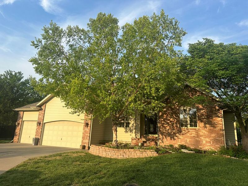 205 Pine Ridge Dr, Salina, KS 67401