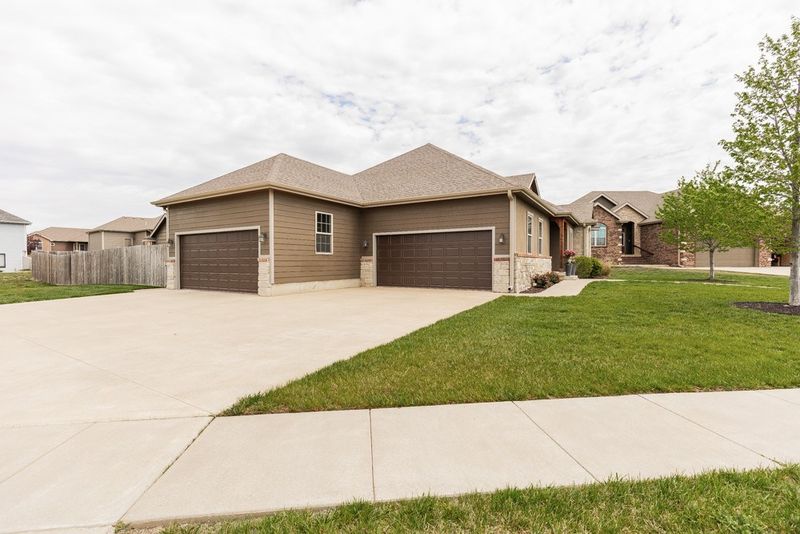 2305 Sunset Ridge Dr, Salina, KS 67401