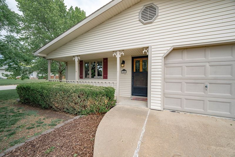 1401 Meyer Dr, Salina, KS 67401
