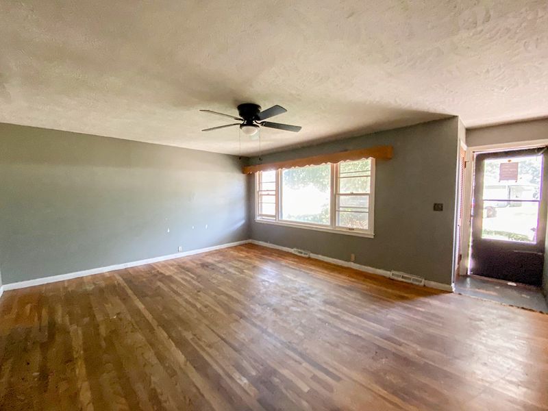 713 Morningside Dr, Salina, KS 67401