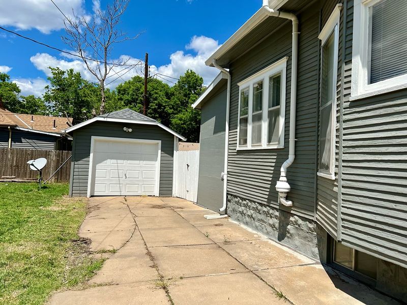 905 E Ash St, Salina, KS 67401