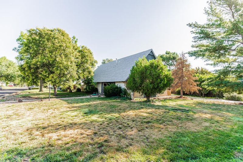 543 Beechwood Rd, Salina, KS 67401