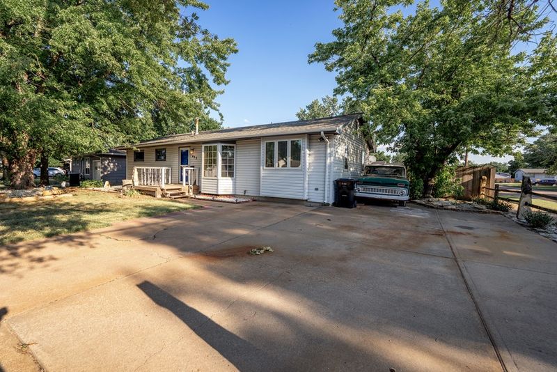 453 Tulane Ave, Salina, KS 67401