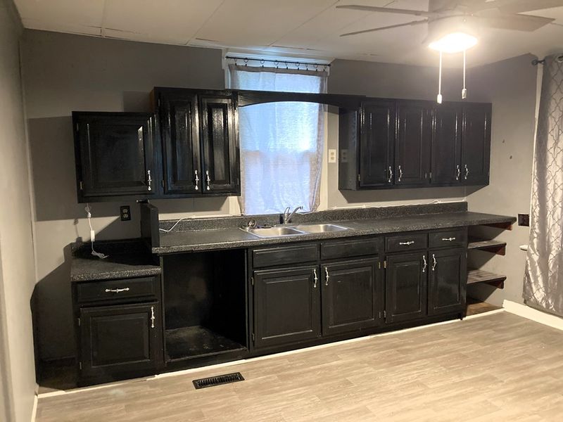 323 N 11th St, Salina, KS 67401