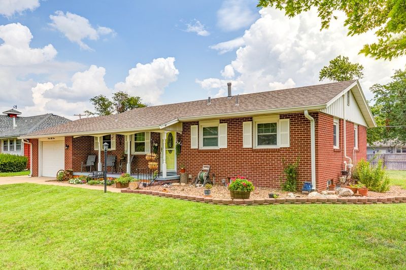2053 Roach St, Salina, KS 67401