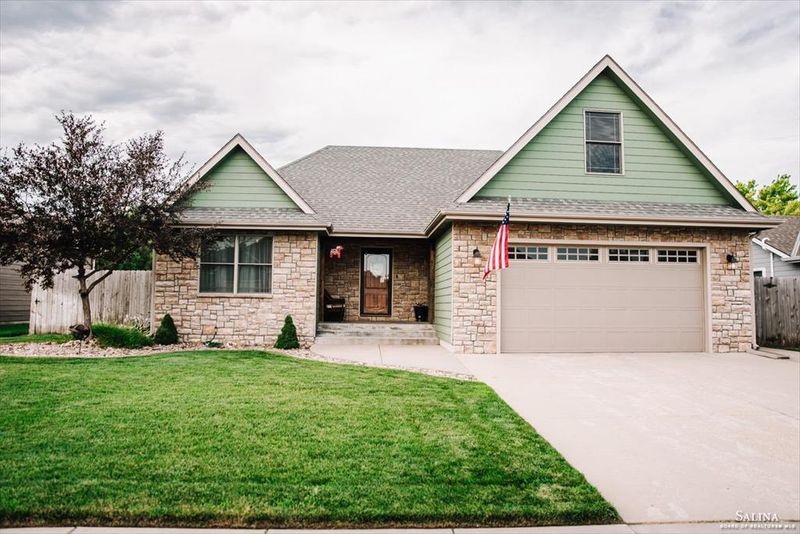 1712 Eaglecrest Ave, Salina, KS 67401