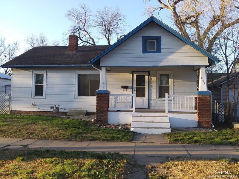 808 E Elm St, Salina, KS 67401