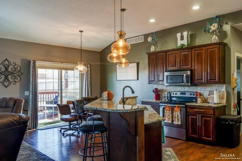 2327 Sunset Ridge Dr, Salina, KS 67401