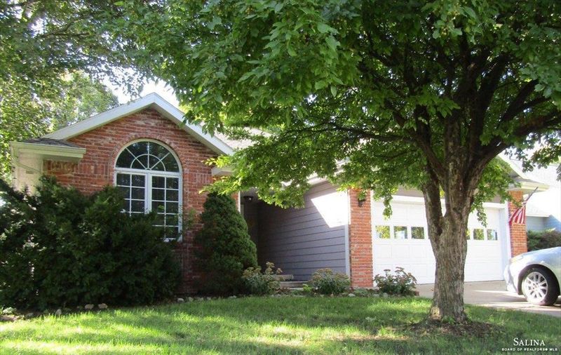 1212 E Fredrich Dr, Salina, KS 67401