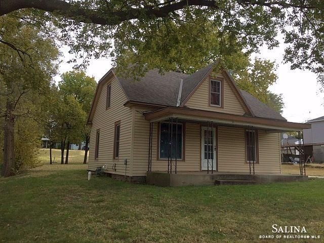 211 Cherry Ave, Minneapolis, KS 67467
