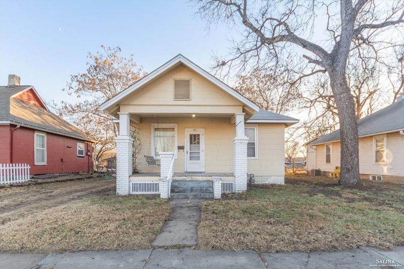 916 E Ash St, Salina, KS 67401
