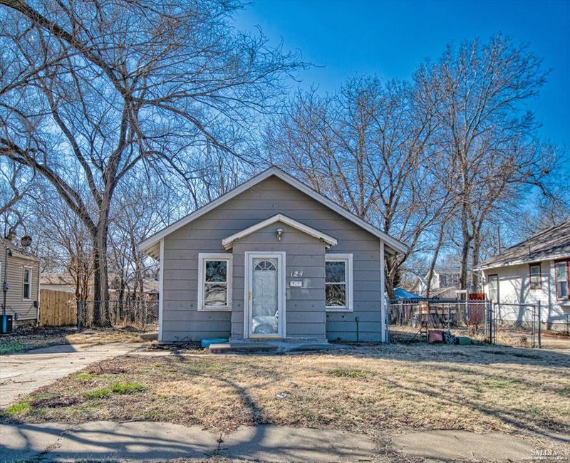 124 S Clark St, Salina, KS 67401