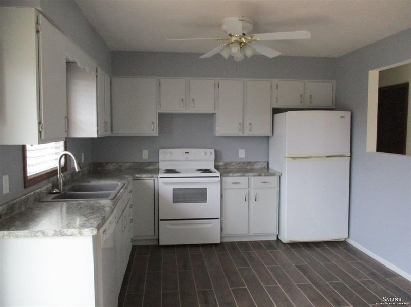 1307 Bradshaw Dr, Salina, KS 67401