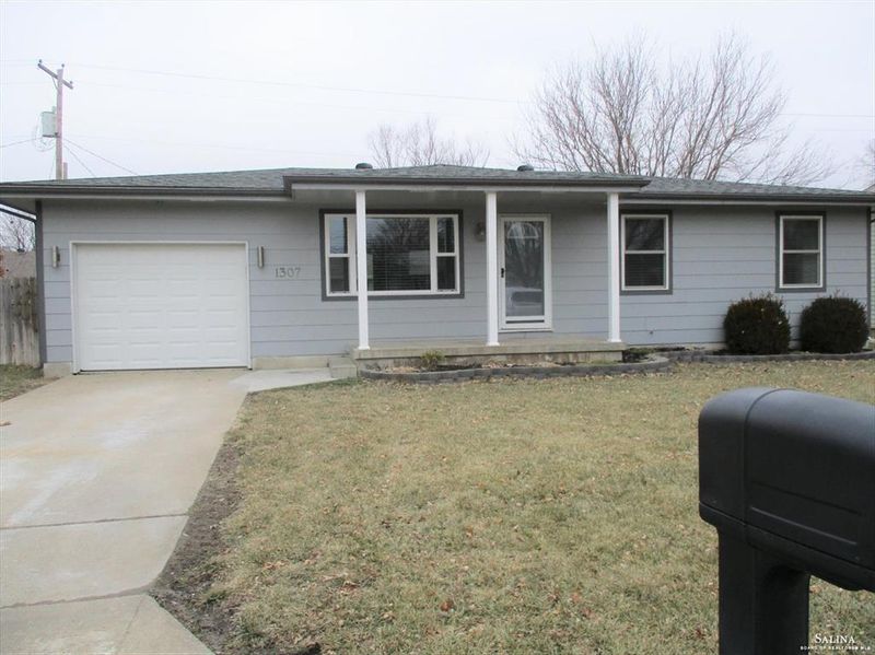 1307 Bradshaw Dr, Salina, KS 67401