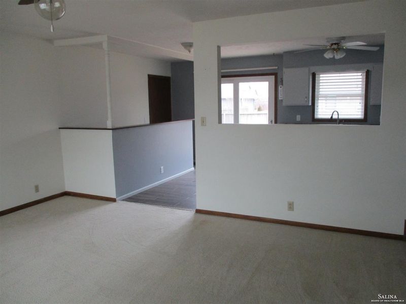 1307 Bradshaw Dr, Salina, KS 67401