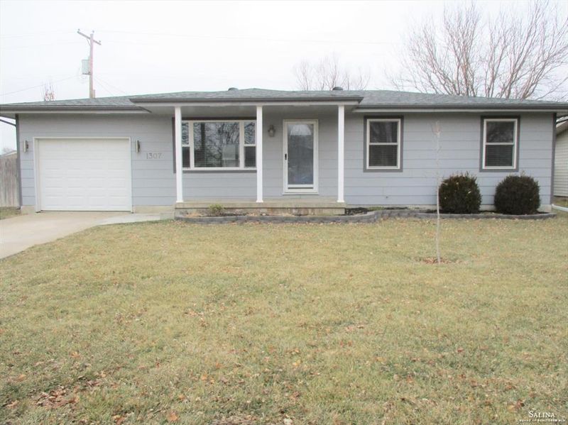 1307 Bradshaw Dr, Salina, KS 67401