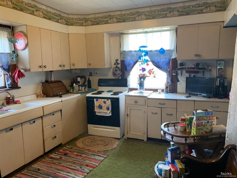 2492 W Cloud St, Salina, KS 67401
