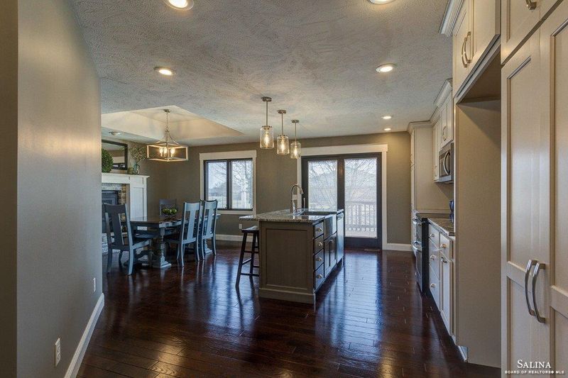 641 Seitz Dr, Salina, KS 67401