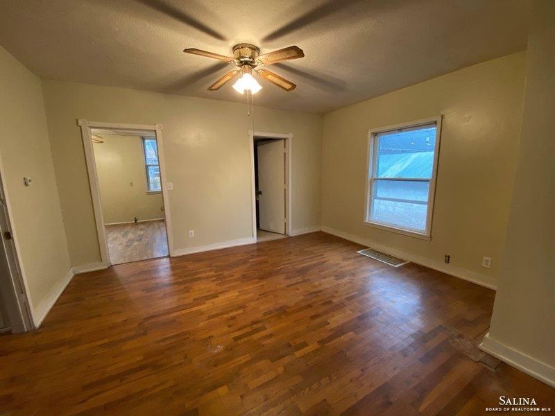 915 Park St, Salina, KS 67401
