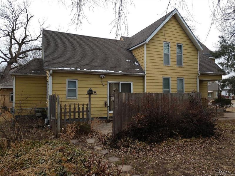 625 W Iron Ave, Salina, KS 67401