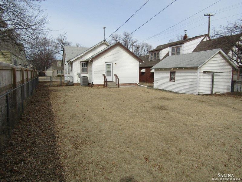 505 Sunset Dr, Salina, KS 67401