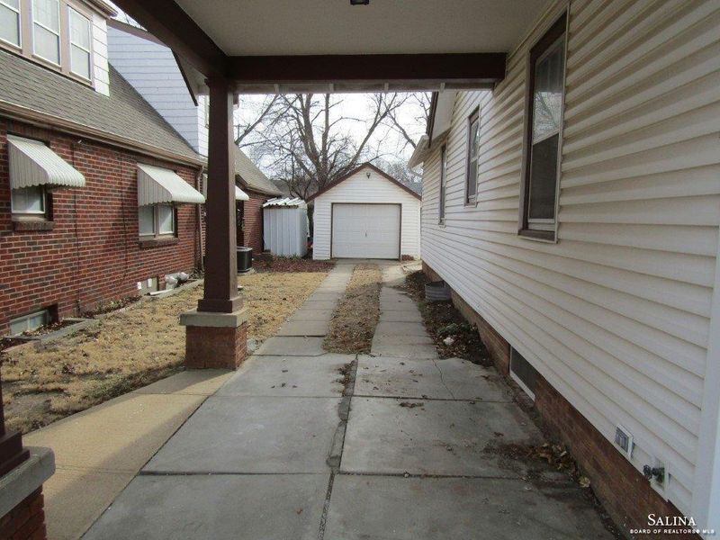 505 Sunset Dr, Salina, KS 67401