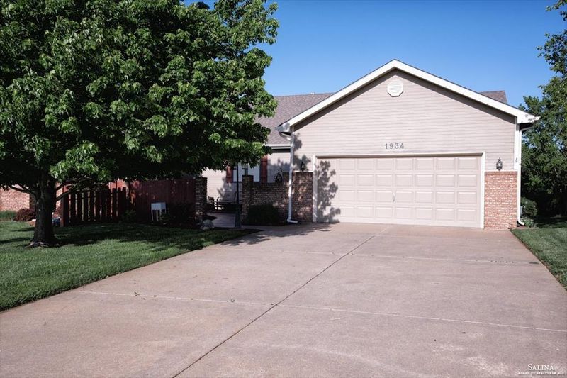 1934 Foxtail Dr, Salina, KS 67401